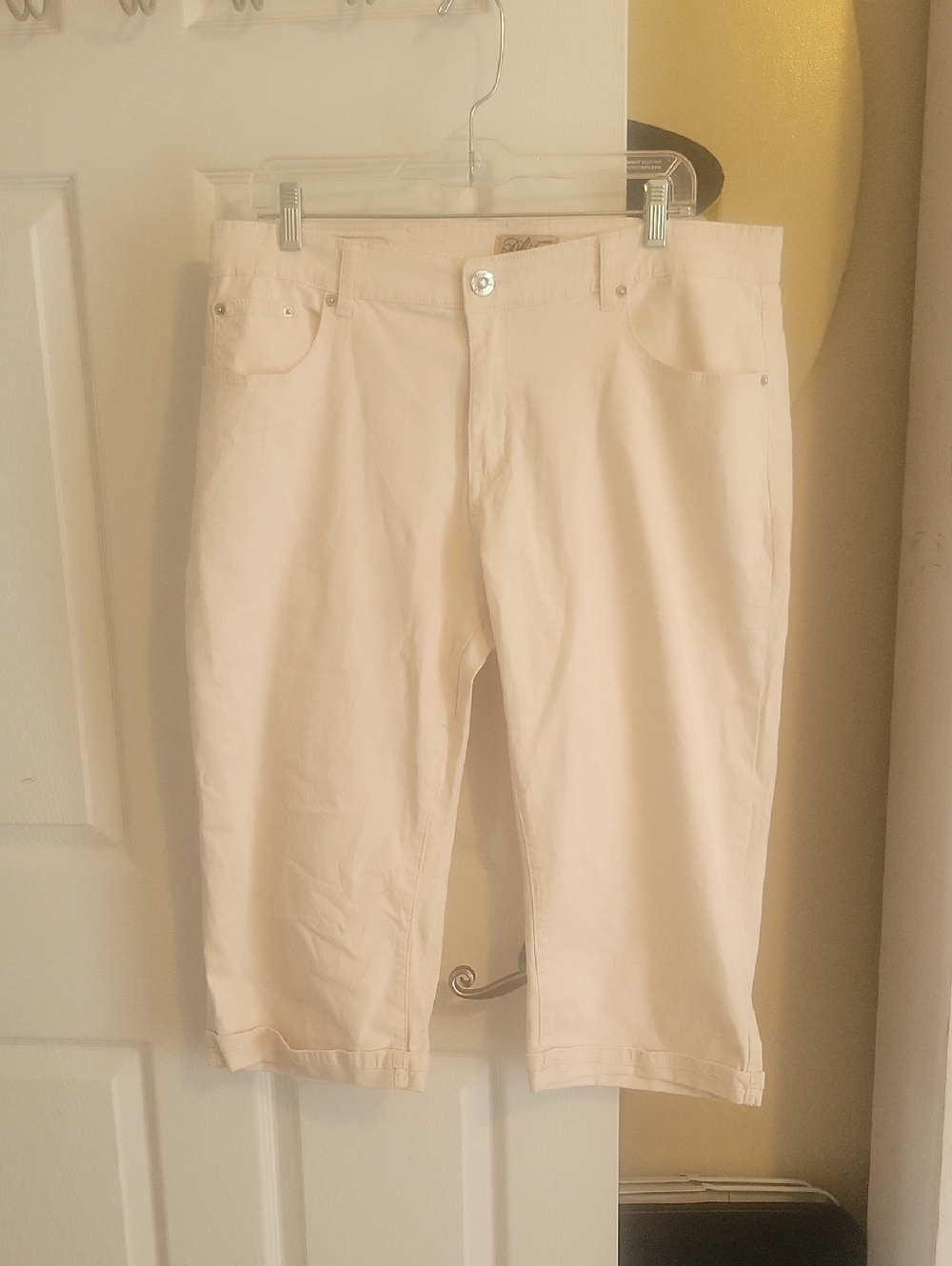 DKin Jeans Sz18W Women's Capris with Stretch. Embellished back pockets.